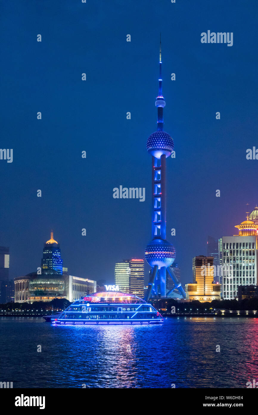 La Oriental Pearl TV Tower, il più alto è illuminato in blu accanto ad altri grattacieli per sensibilizzare il mondo autismo giorno in Lujiazui Financia Foto Stock