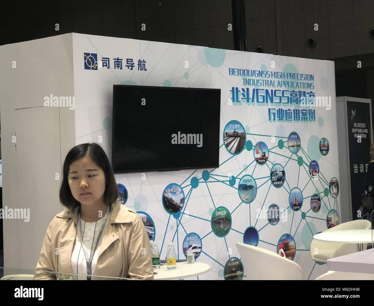 --FILE--un visitatore viene visto allo stand di Beidou/NGSS High-Precision applicazioni industriali durante il XIX International China Industry Fair (CIIF) Foto Stock