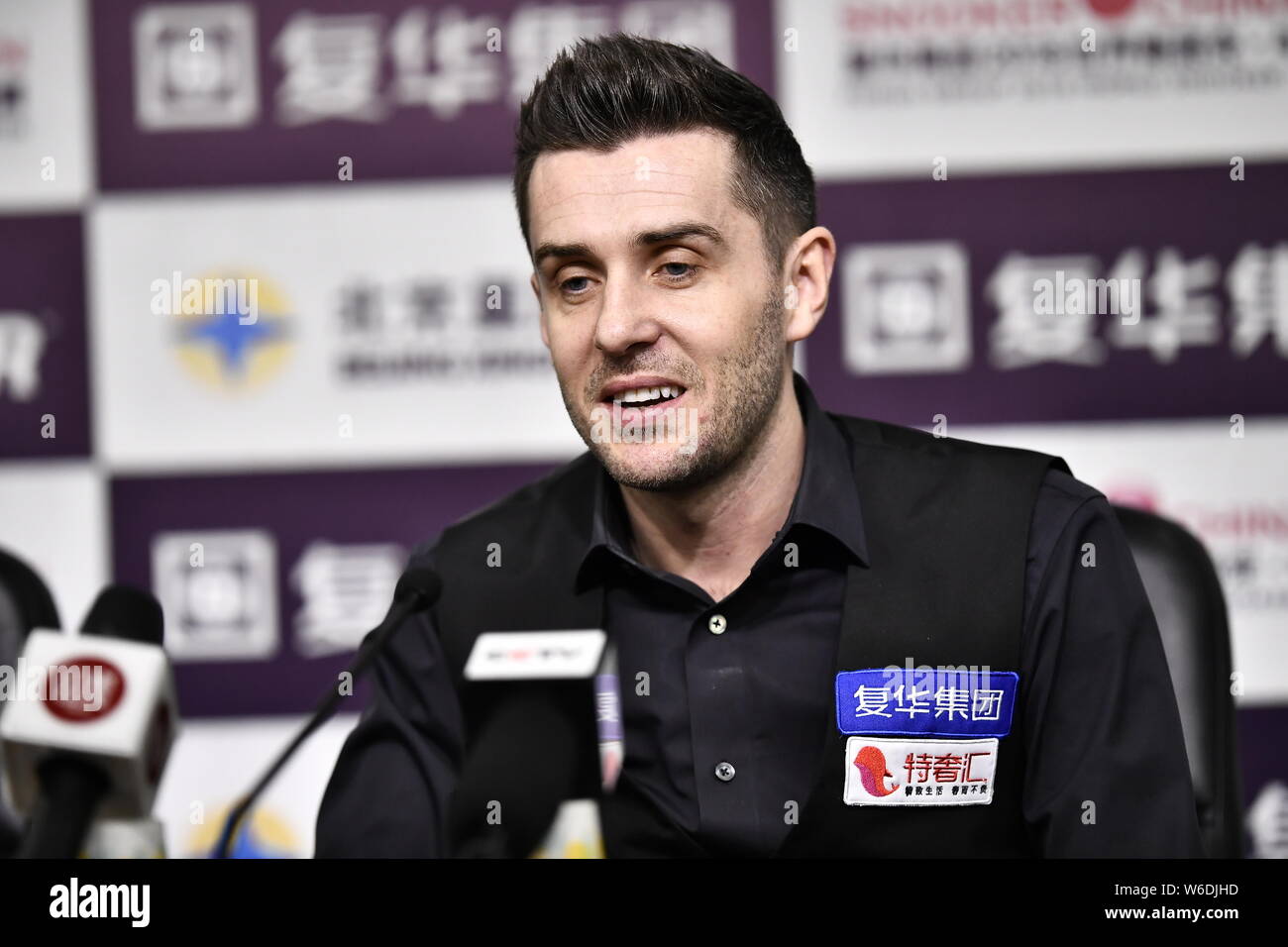 Mark Selby di Inghilterra partecipa a una conferenza stampa dopo la sconfitta di Mark Williams del Galles nel loro quarterfinal match durante il 2018 World Snooker mento Foto Stock