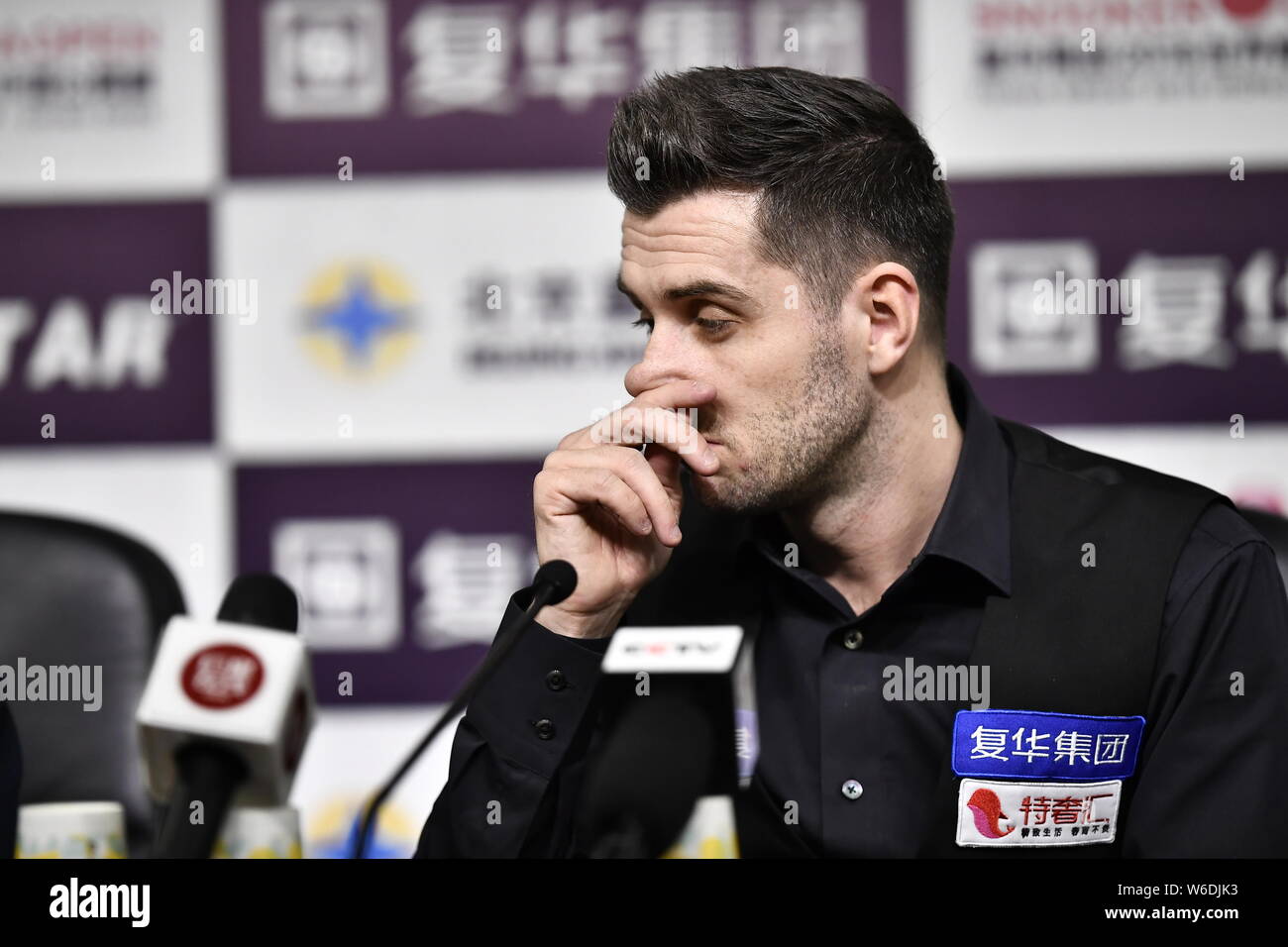 Mark Selby di Inghilterra partecipa a una conferenza stampa dopo la sconfitta di Mark Williams del Galles nel loro quarterfinal match durante il 2018 World Snooker mento Foto Stock