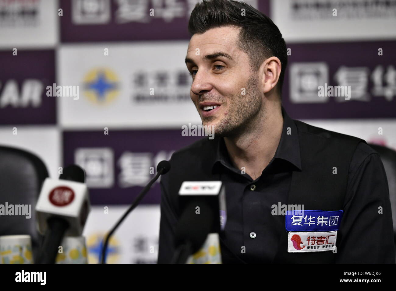 Mark Selby di Inghilterra partecipa a una conferenza stampa dopo la sconfitta di Mark Williams del Galles nel loro quarterfinal match durante il 2018 World Snooker mento Foto Stock