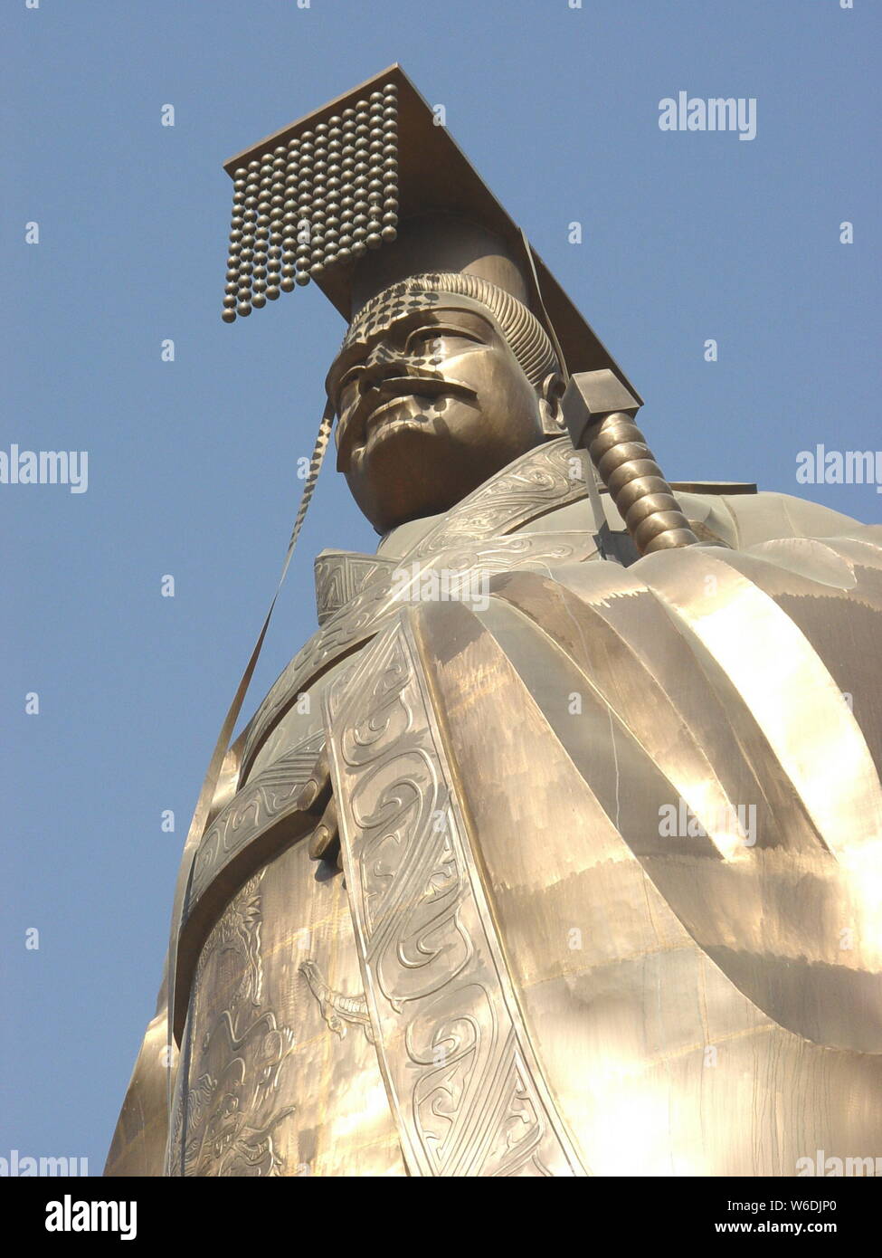 --FILE -- il 6-ton statua del primo imperatore della Cina Qin Shi Huang della dinastia Qin (221 BC-206 BC) è raffigurato all'Huang Qin tai Scenic Area in Binzhou Foto Stock
