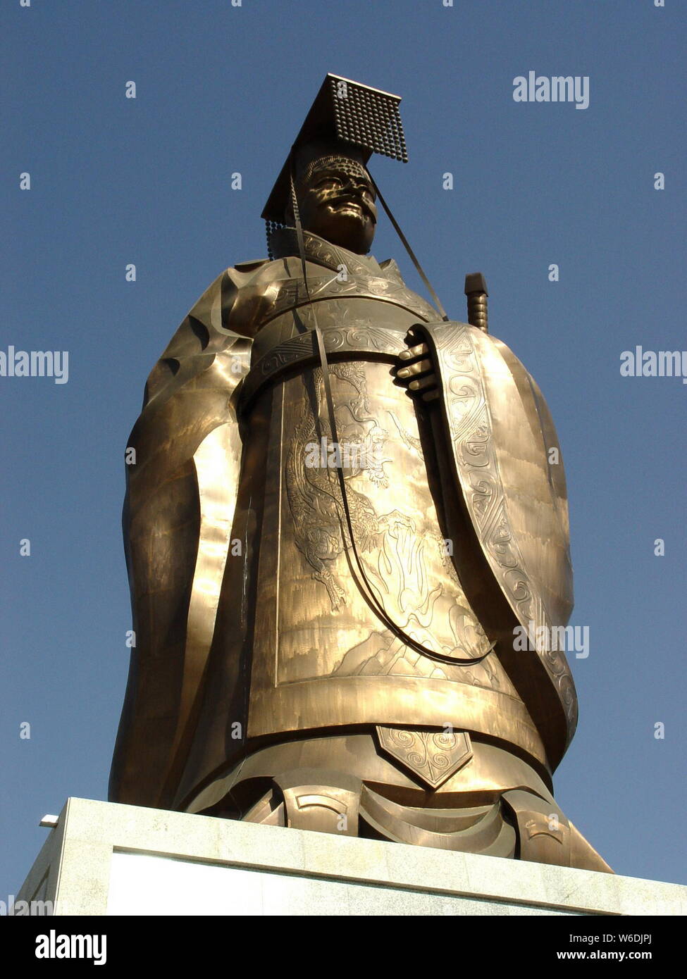 --FILE -- il 6-ton statua del primo imperatore della Cina Qin Shi Huang della dinastia Qin (221 BC-206 BC) è raffigurato all'Huang Qin tai Scenic Area in Binzhou Foto Stock