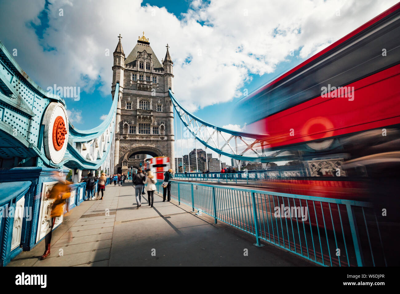 Il movimento sfocati pedoni e traffico presso il Tower Bridge di Londra Foto Stock