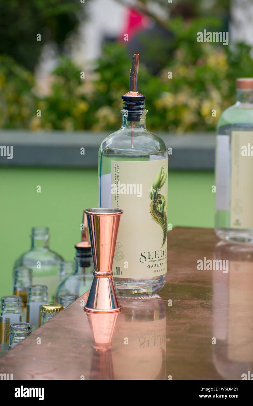 Bottiglia di Seedlip analcolico aperitivo a base di erbe in un bar presso il giardino Seedlip, RHS Chelsea Flower Show 2018 Foto Stock