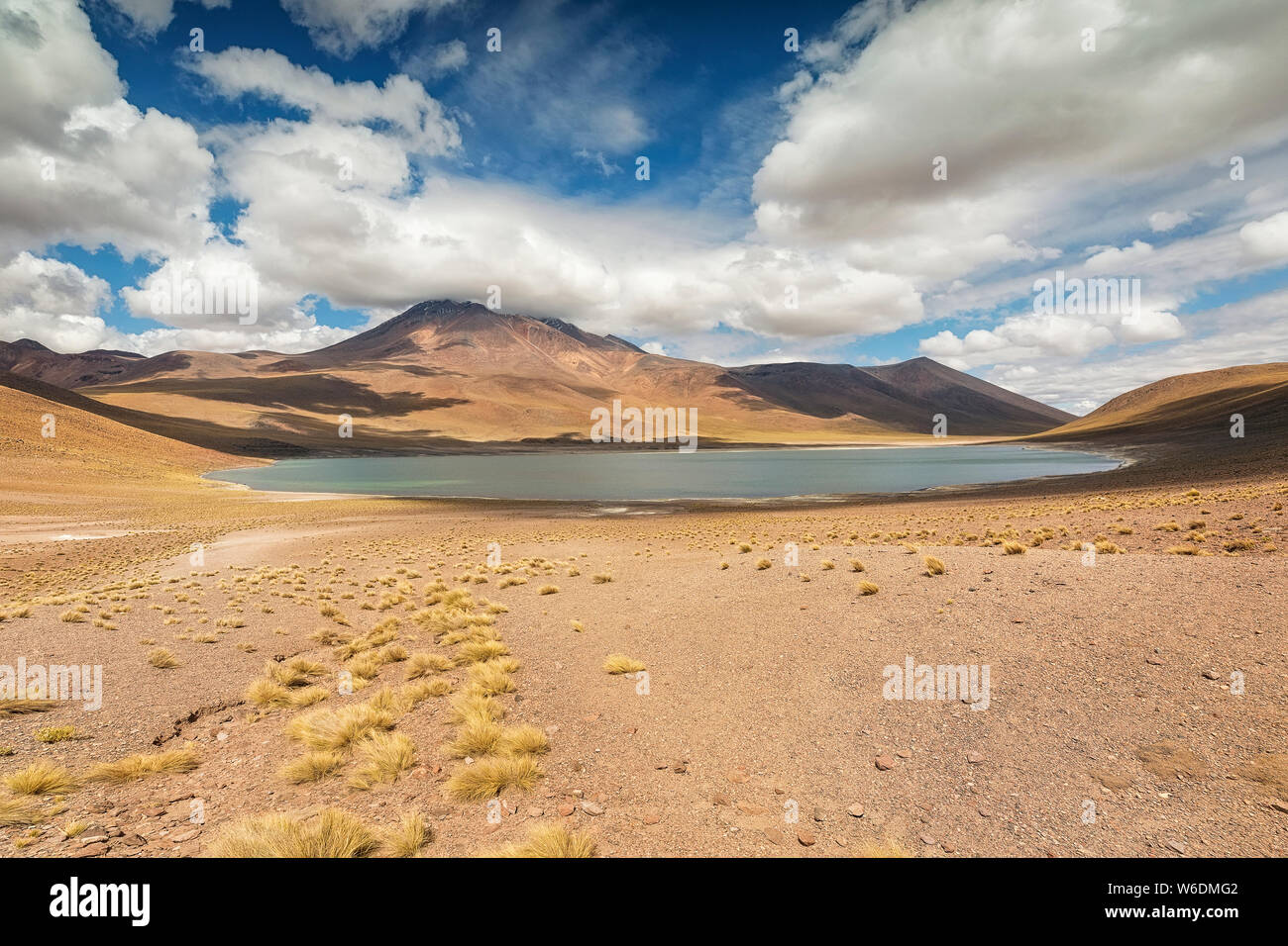 Incredibile il cielo sopra la laguna Miñiques . Autunno paesaggio del deserto di Atacama. Il Cile. Montagne delle Ande, Sud America Foto Stock