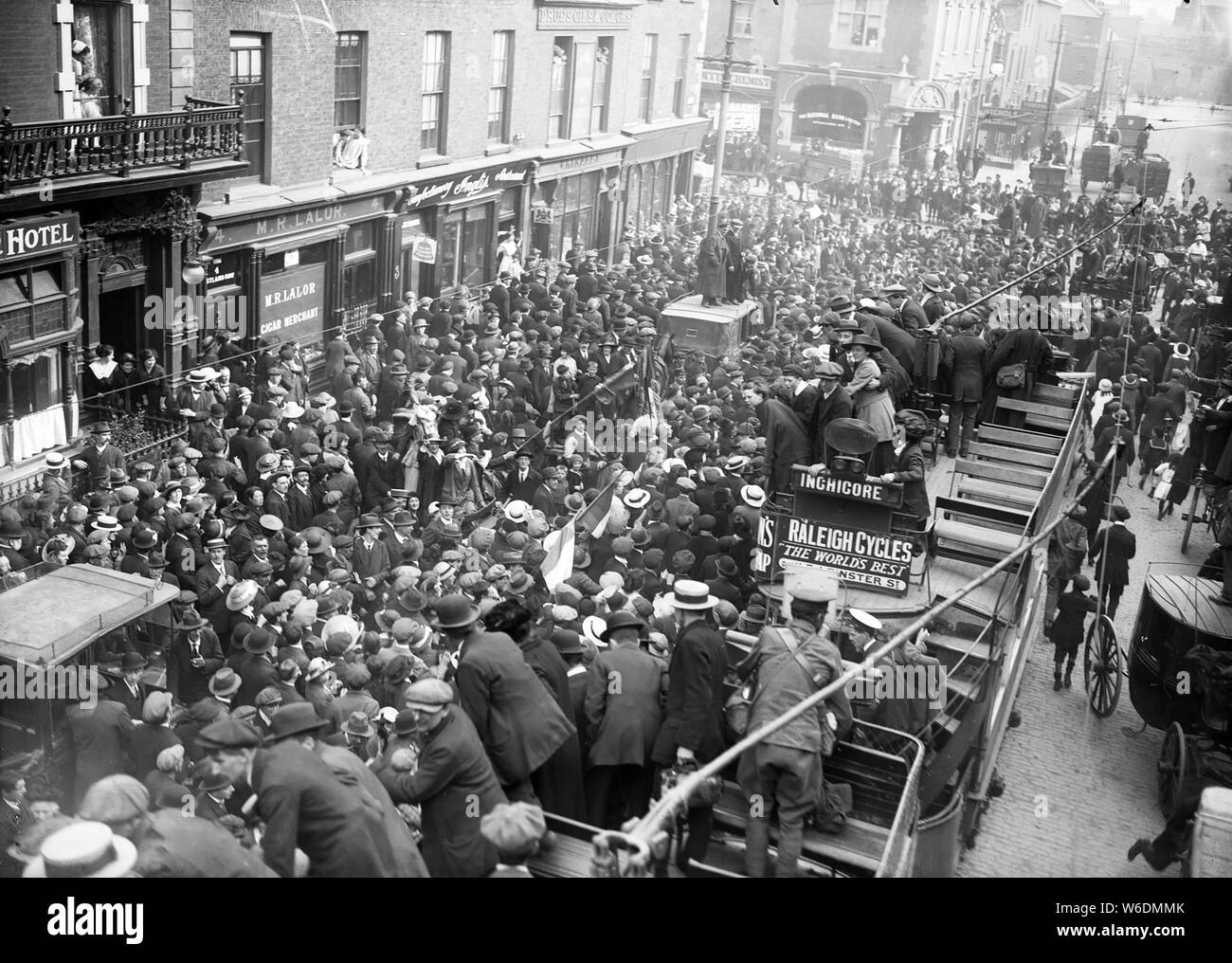 Pasqua RISING Aprile 1916. Folla di Dublino in attesa di accogliere il repubblicano prigionieri che sono stati rilasciati in 1917 Foto Stock
