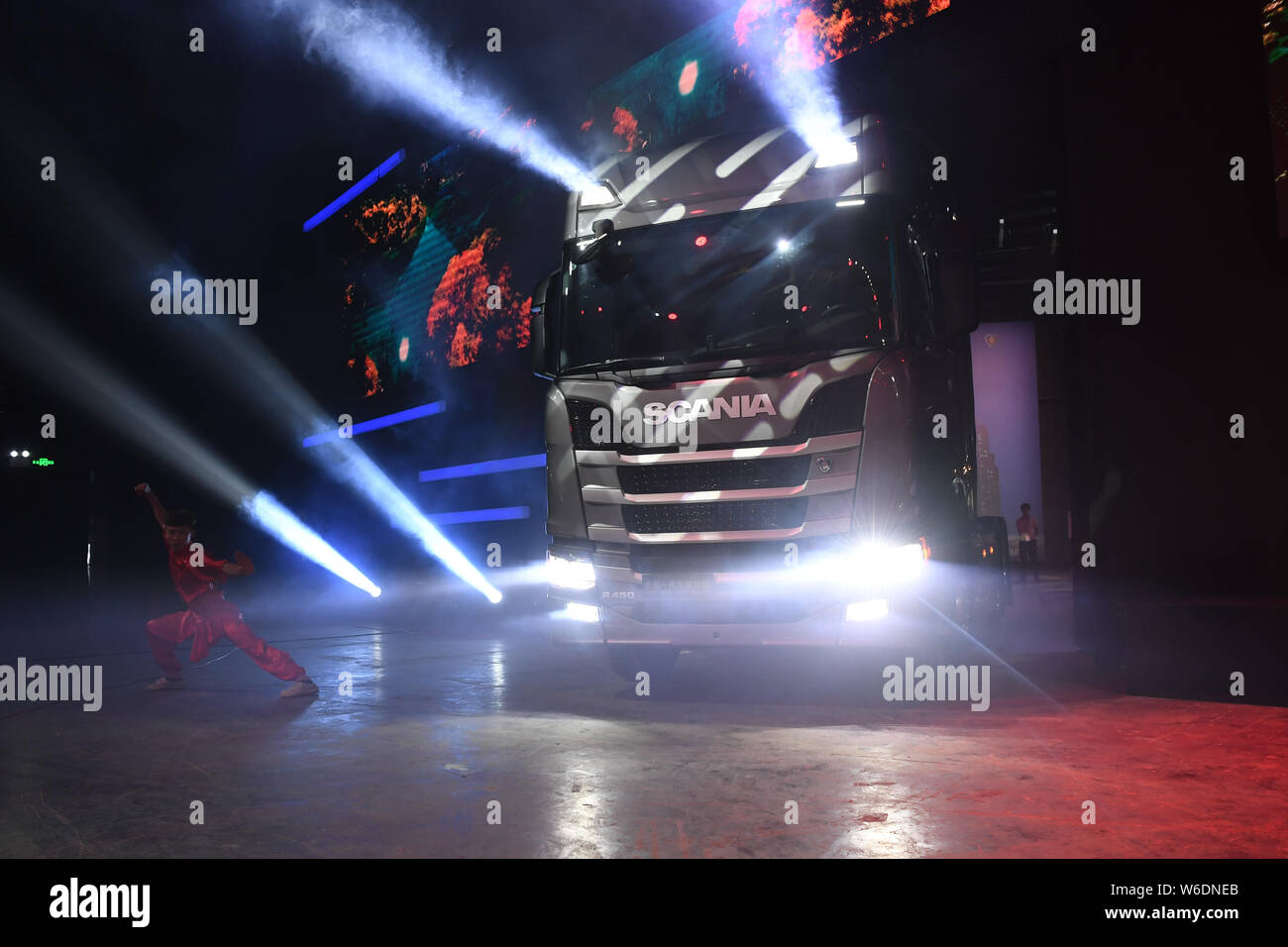 Un R450 Carrello di Scania R-serie è sul display durante l'evento di lancio a Pechino in Cina, 24 aprile 2018. Volkswagen-proprietà truckmaker Scania ha lanciato Foto Stock
