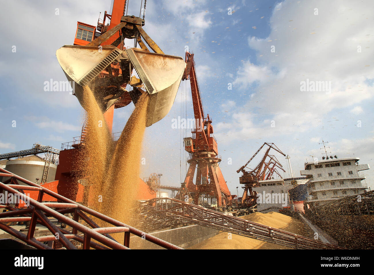 --FILE--una benna grab rilascia importati i fagioli di soia in un porto nella città di Nantong, est cinese della provincia di Jiangsu, 2 febbraio 2012. Usa-Cina scambi disp Foto Stock