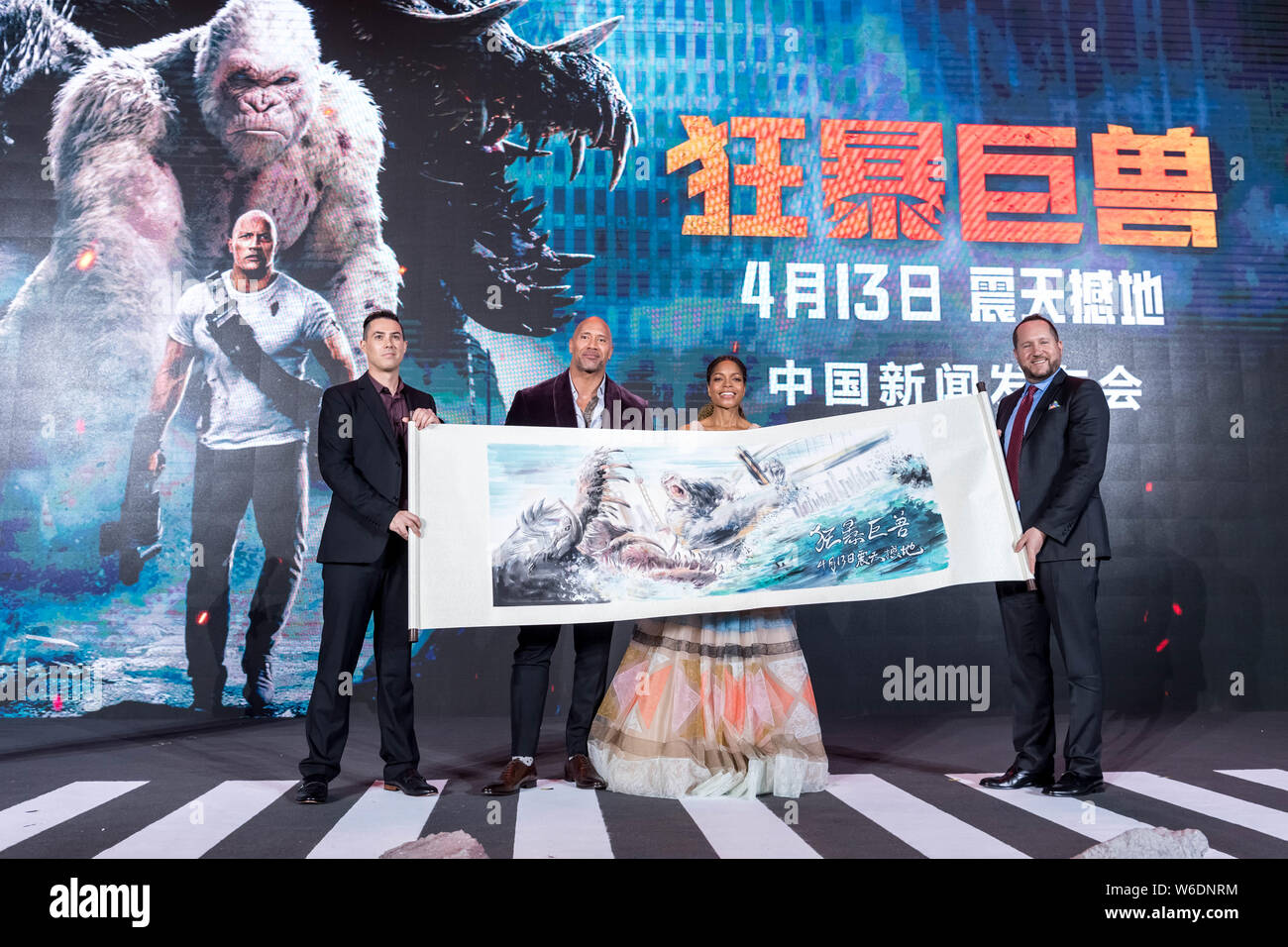 (Da sinistra) American film del regista Brad Peyton, attore Dwayne Johnson, inglese attrice Naomie Harris e film americano produttore Beau Flynn frequentare un pre Foto Stock