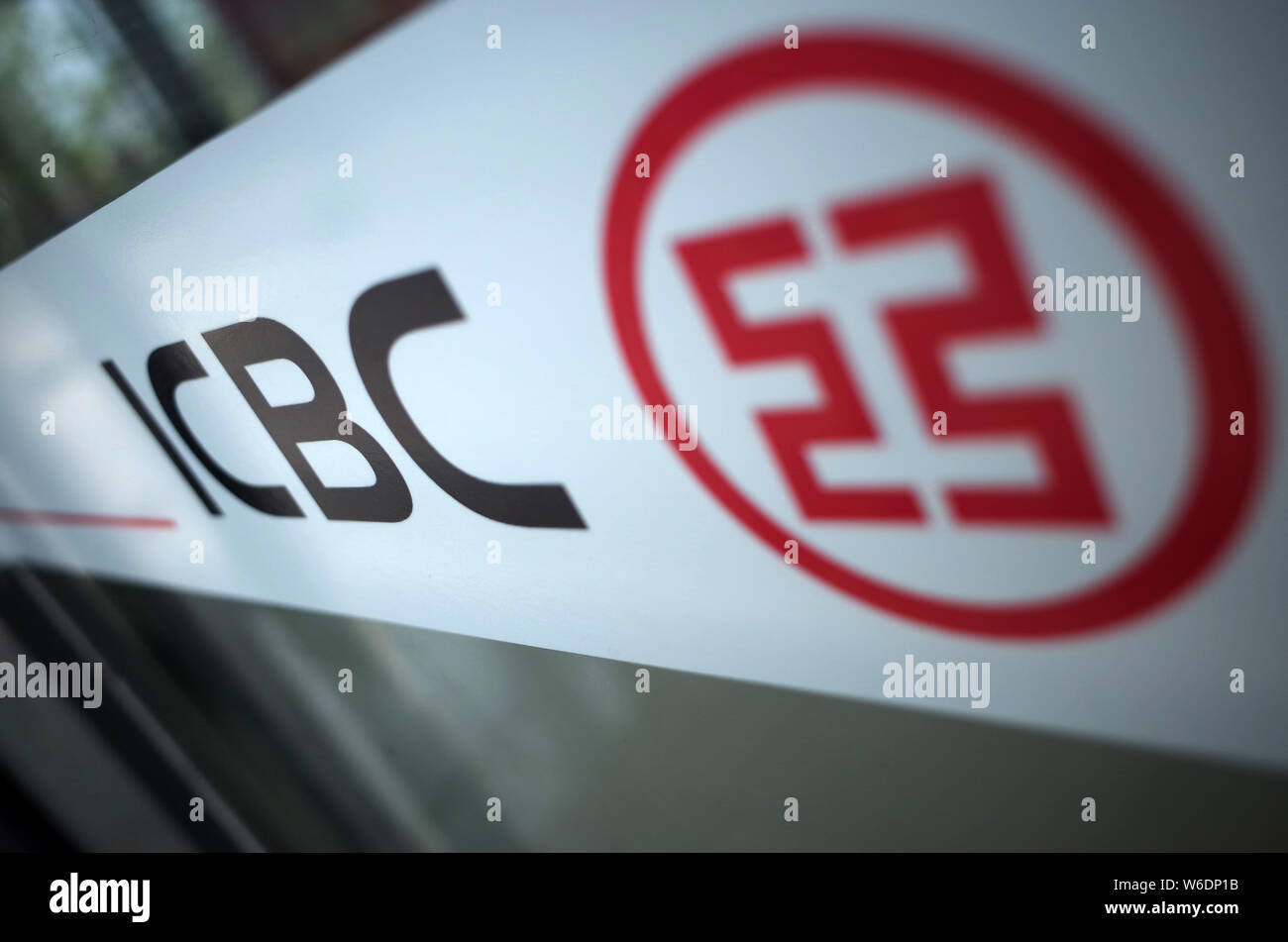 --FILE--un logo di ICBC (industriale e banca commerciale della Cina) è raffigurato nella città di Dezhou, est della Cina di provincia di Shandong, 12 agosto 2016. Della Cina di Foto Stock