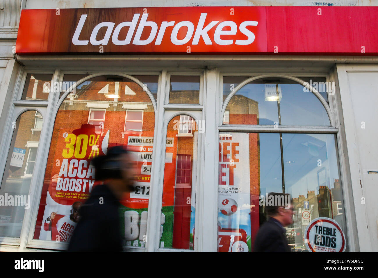 Londra, Regno Unito. 01 Ago, 2019. La gente a piedi passato un gioco d'azzardo La Commissione infligge ammende, Ladbrokes marchio e logo che si vede a Londra. Credito: SOPA Immagini limitata/Alamy Live News Foto Stock