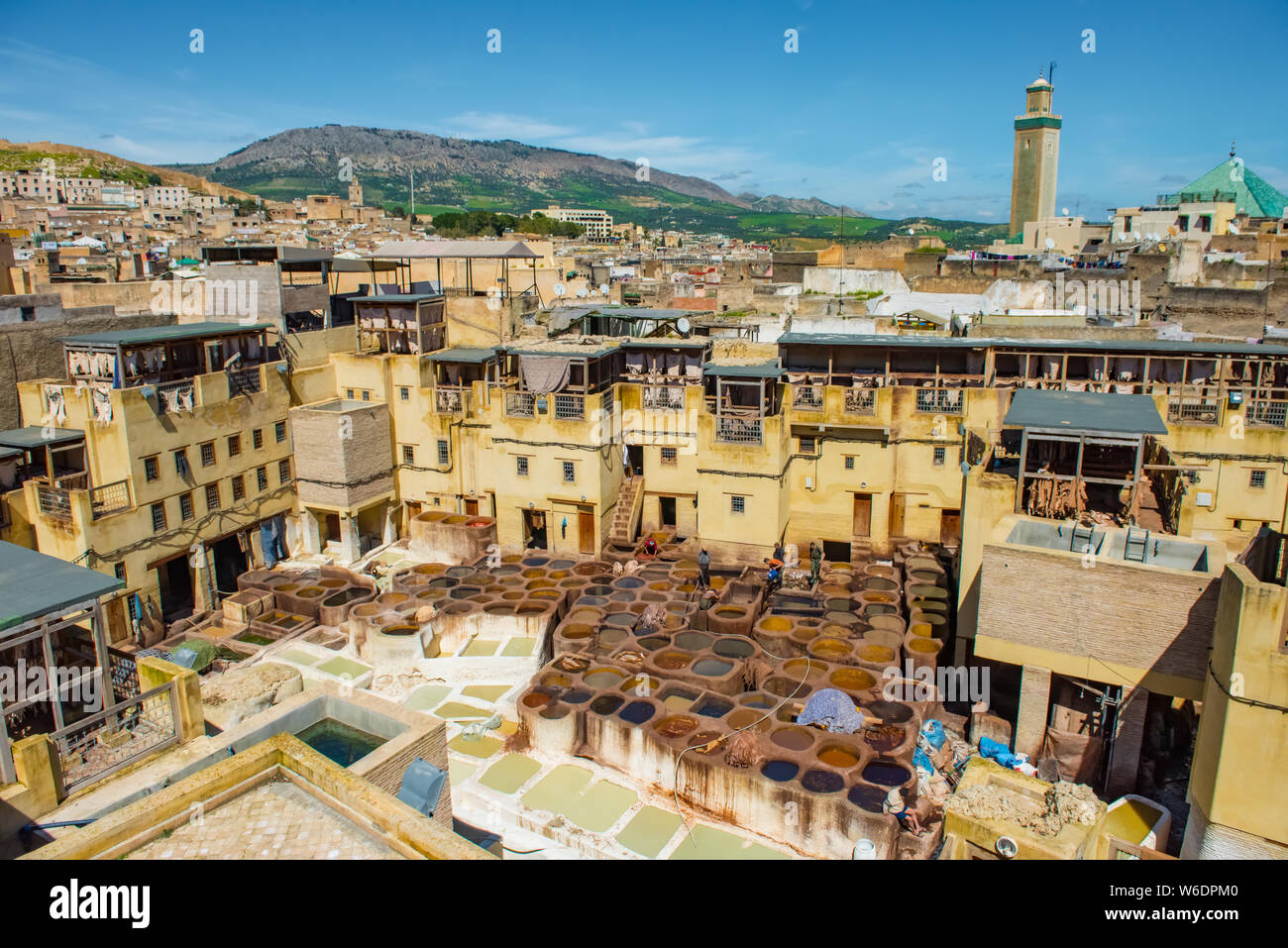 Fes, Marocco. Città vecchia panorama,concerie e serbatoi con vernice di colore per la pelle. Marocco Foto Stock