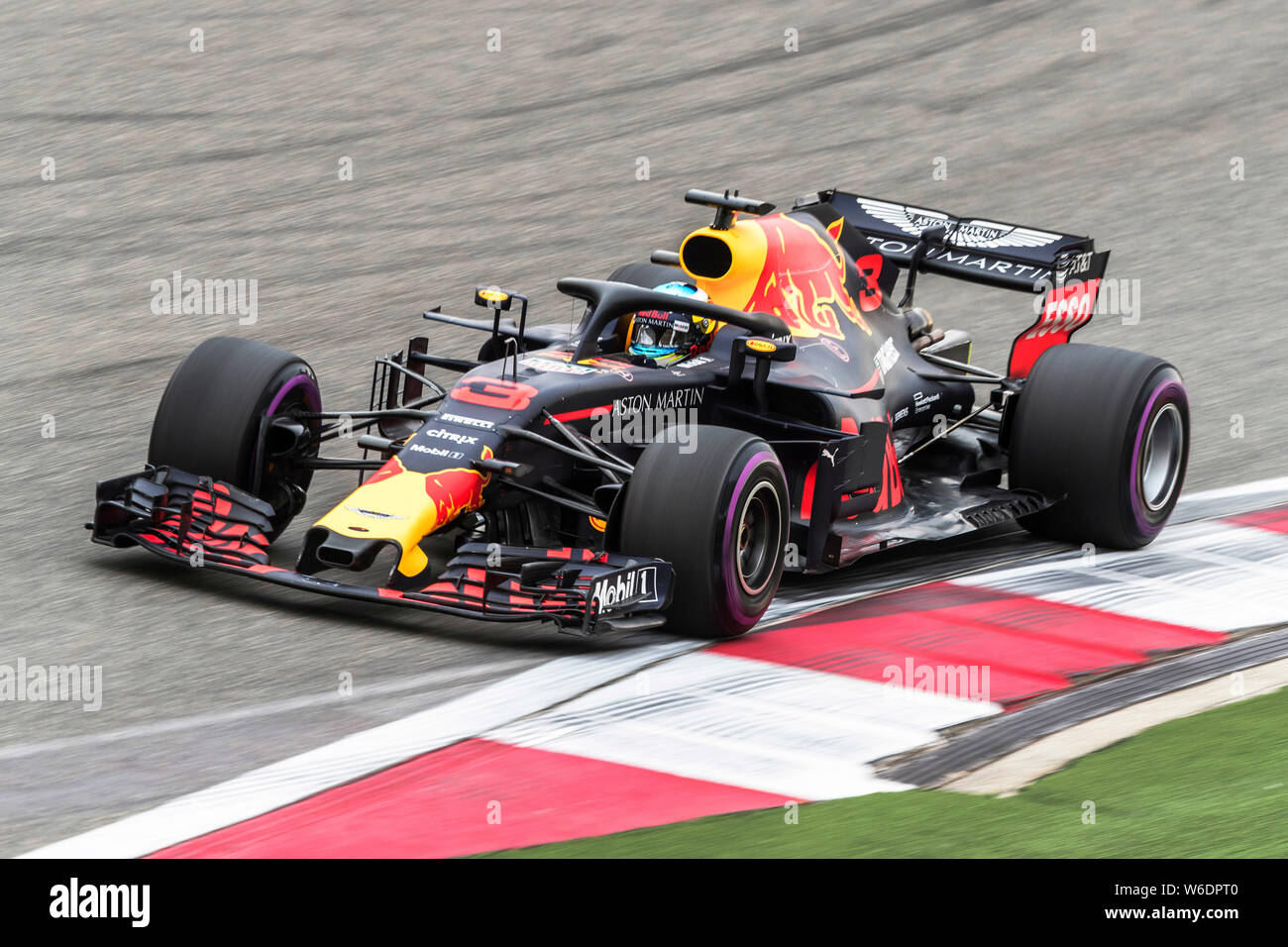 Australian F1 driver Daniel Ricciardo della Red Bull Racing manzi la sua vettura durante una sessione di prove libere per il 2018 Formula 1 Gran Premio di Cina a Sha Foto Stock