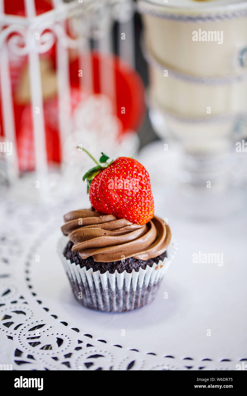 Torta al cioccolato con fragole Foto Stock