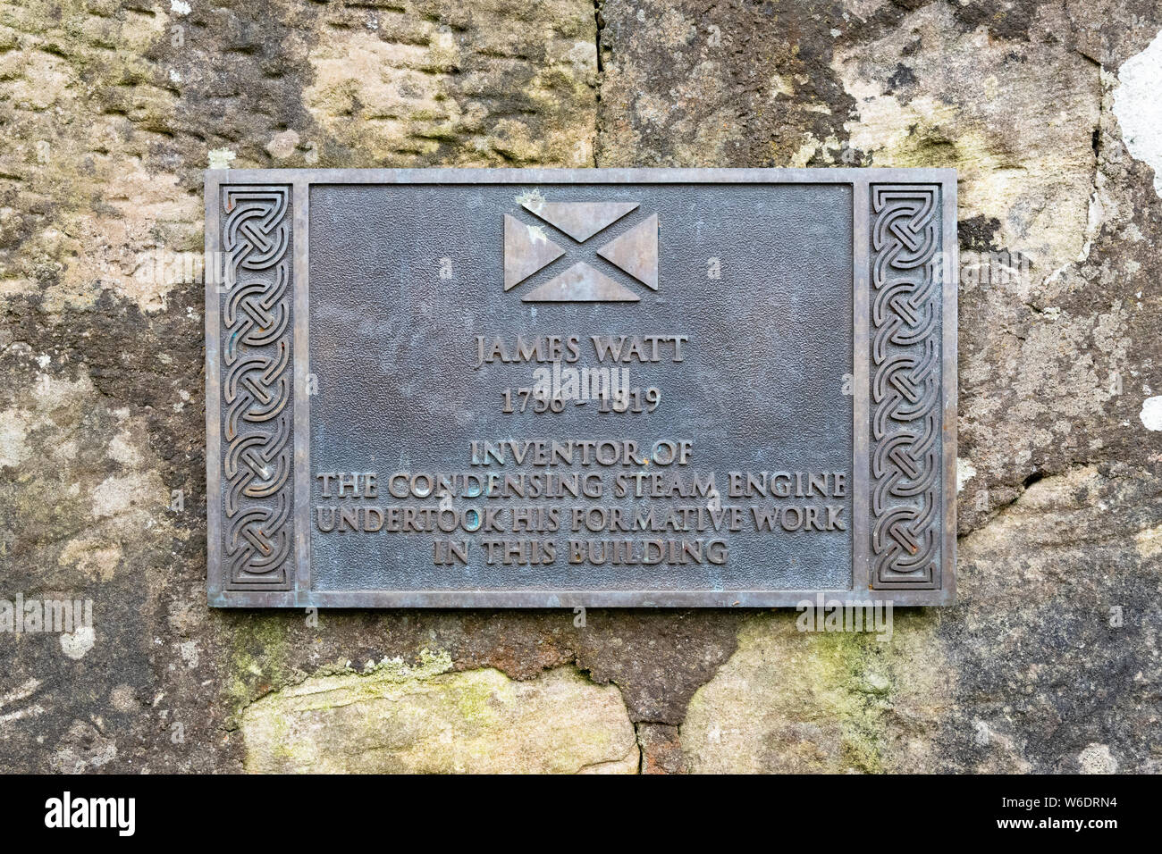 Una lapide commemorativa sul muro di watt Cottage - workshop utilizzato da James Watt - Casa Kinneil, Bo'ness, Scotland, Regno Unito Foto Stock