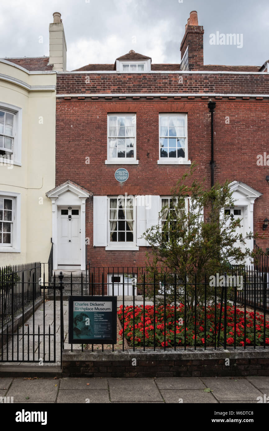 L'esterno del museo Charles Dickens Birthplace a Portsmouth, Hampshire, Old Commercial Road, Portsmouth Foto Stock