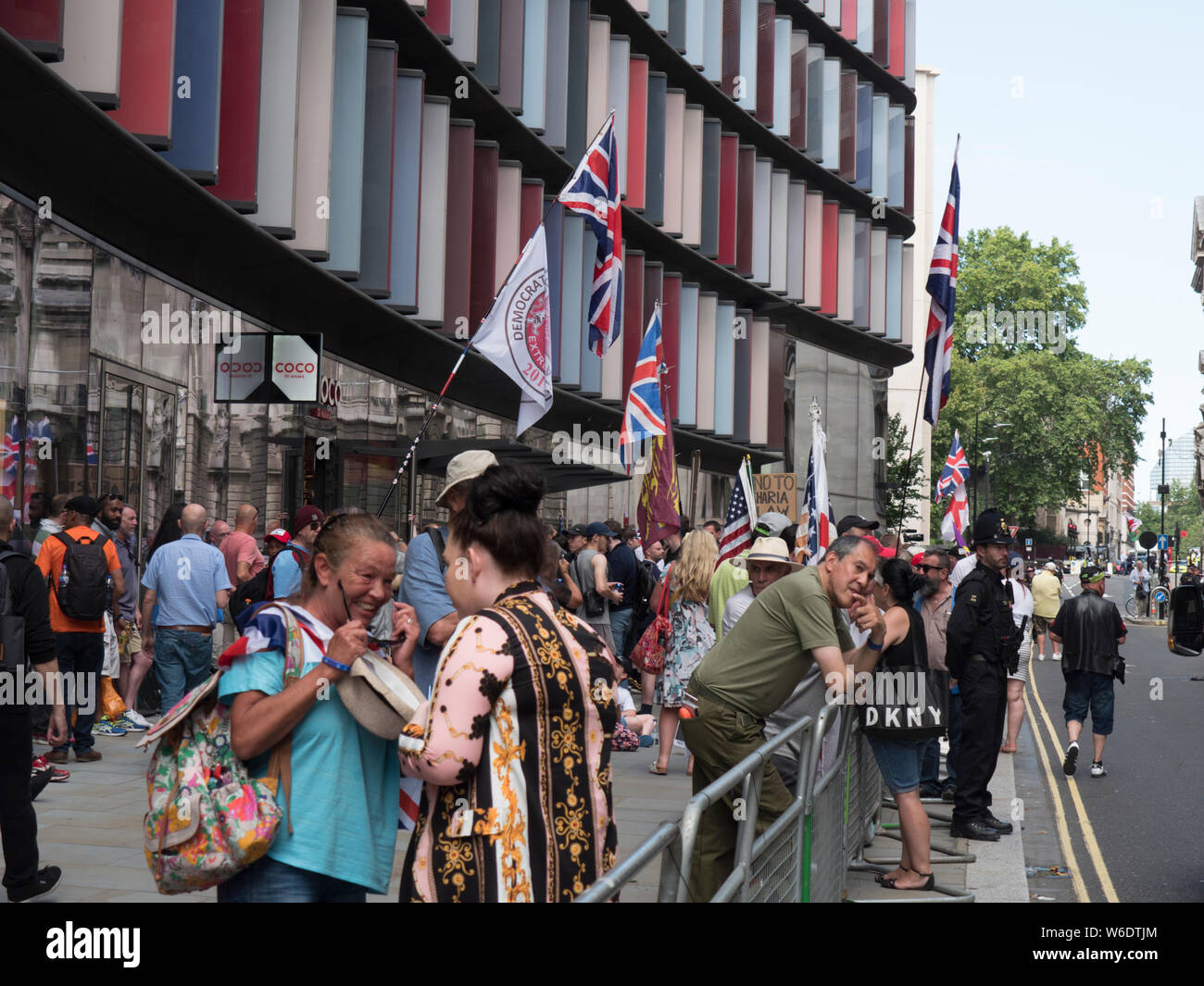 Tommy Robinson sostenitori dimostrare al di fuori del Vecchio Bailey nel centro di Londra Foto Stock