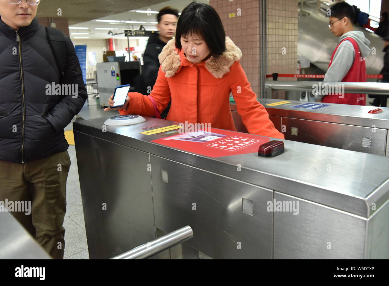 --FILE--un passeggero mette il suo smartphone al di sopra di un tornello per avere il codice QR su un mobile app scansionati a pagare per il biglietto della metropolitana via Alipay o Cina Uni Foto Stock