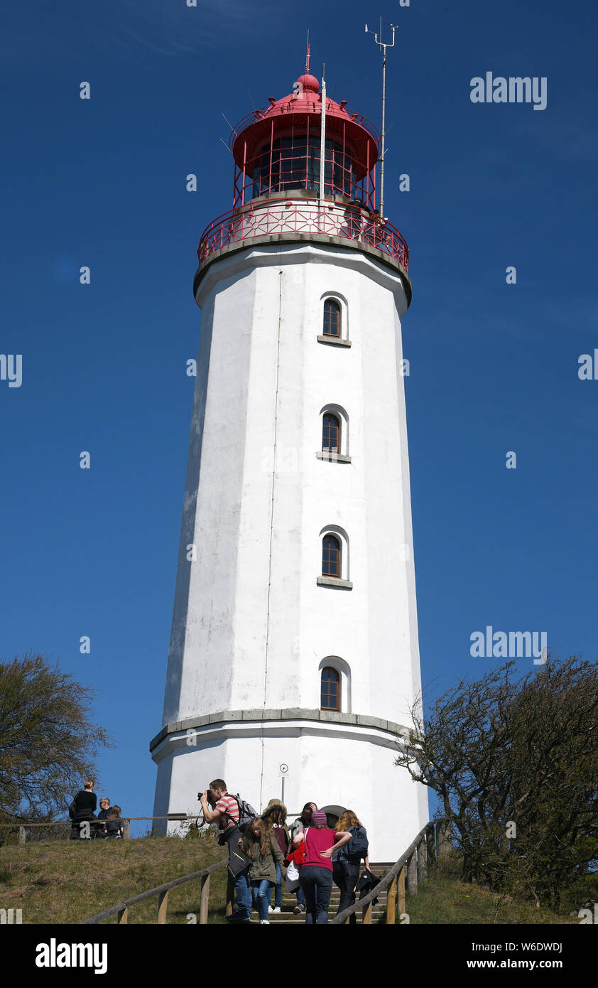 Hiddensee, Germania. Xx Apr, 2019. Turisti provenienti dall'isola di Hiddensee Passeggiata al faro in Kloster. Il faro è stato costruito nel 1887/1888 come un edificio di mattoni, ha un'altezza di 27,5 metri e un'altezza di 94,7 metri al di sopra del livello medio del mare del Mar Baltico. Migliaia di turisti e di giorno gli ospiti sono contate giornalmente sull'isola durante i mesi estivi. Credito: Waltraud Grubitzsch/dpa-Zentralbild/ZB/dpa/Alamy Live News Foto Stock