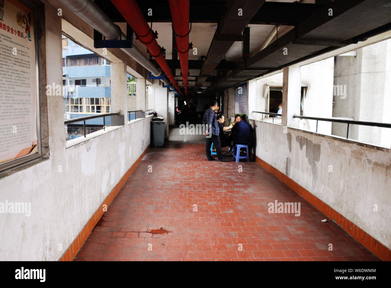 Le persone anziane in chat a 14 piani con un corridoio che collega due dei sei interconnessi 24-piano alto appartamento residenziale edifici che hanno n Foto Stock