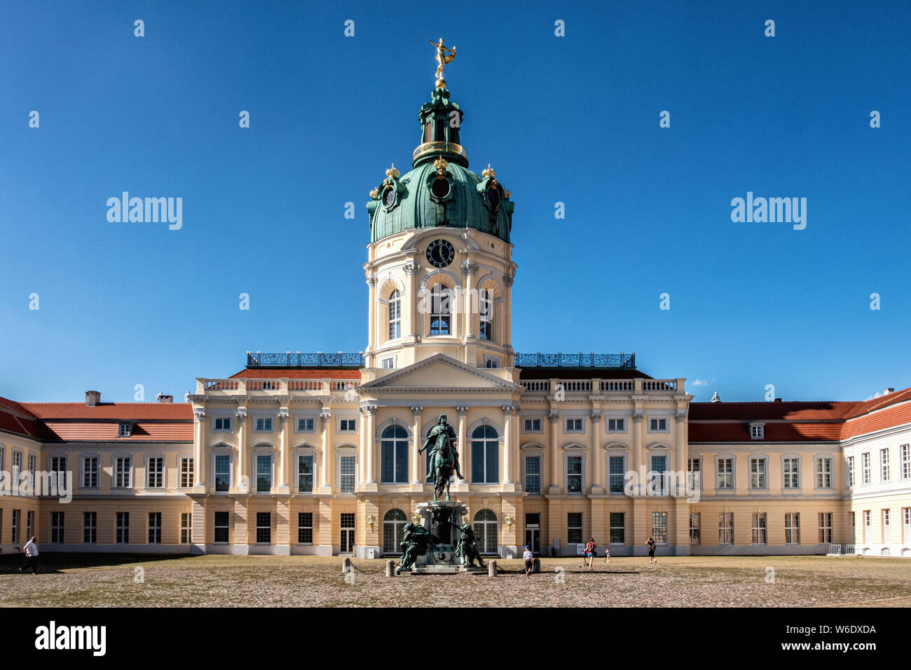 Berlino, Schloss Charlottenburg,Palazzo di Charlottenburg. Storico edificio a cupola, il cortile e la statua equestre di Friedrich Wilhelm 1 Foto Stock