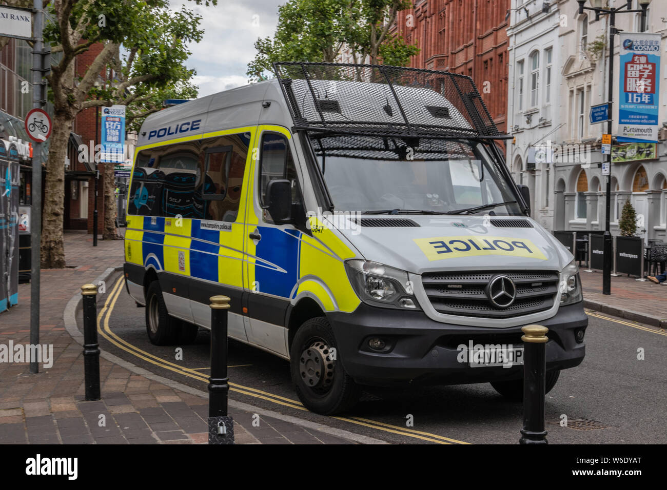 Una polizia britannica van o carne carro con le protezioni del parabrezza in una strada in inglese Foto Stock