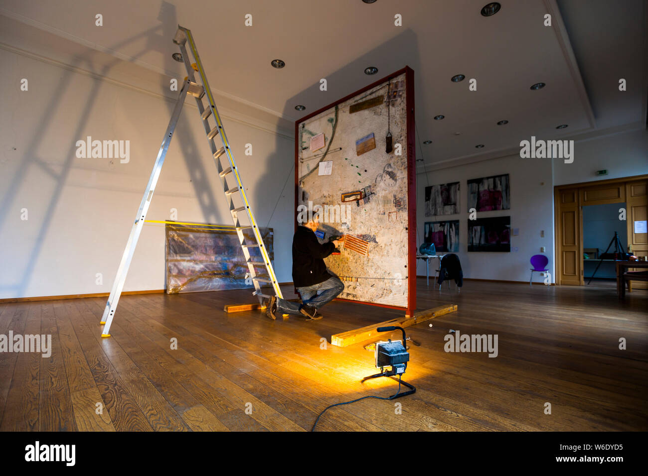 Dopo la mostra 'Chronos' nella sala di spedizione di Grevenbroich, l'artista Stoï taglia questa foto Foto Stock