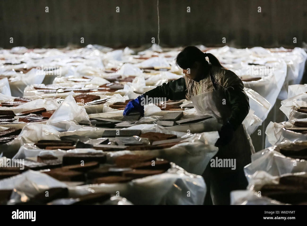Un lavoratore controlli sul salato uova di anatra in Gaoyou, città di Yangzhou, est cinese della provincia di Jiangsu, 16 aprile 2018. Salate uova di anatra, tipicamente salati Foto Stock