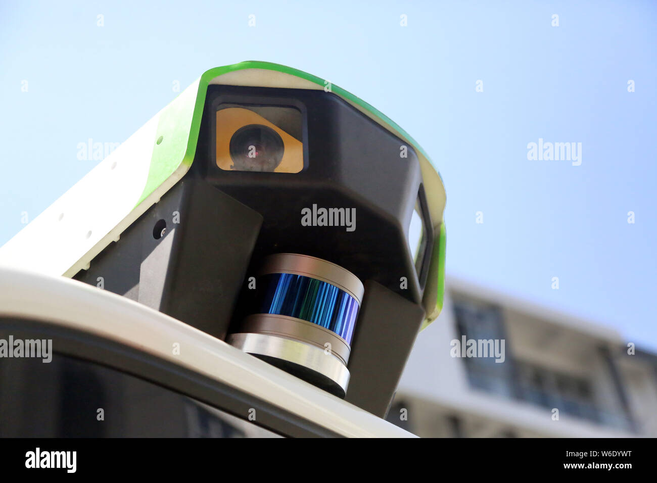 Dettagli di un basso raggio laser radar e telecamere sul mondo del primo motore elettrico driverless igiene carrello a un parco scientifico e tecnologico in Songjiang Foto Stock