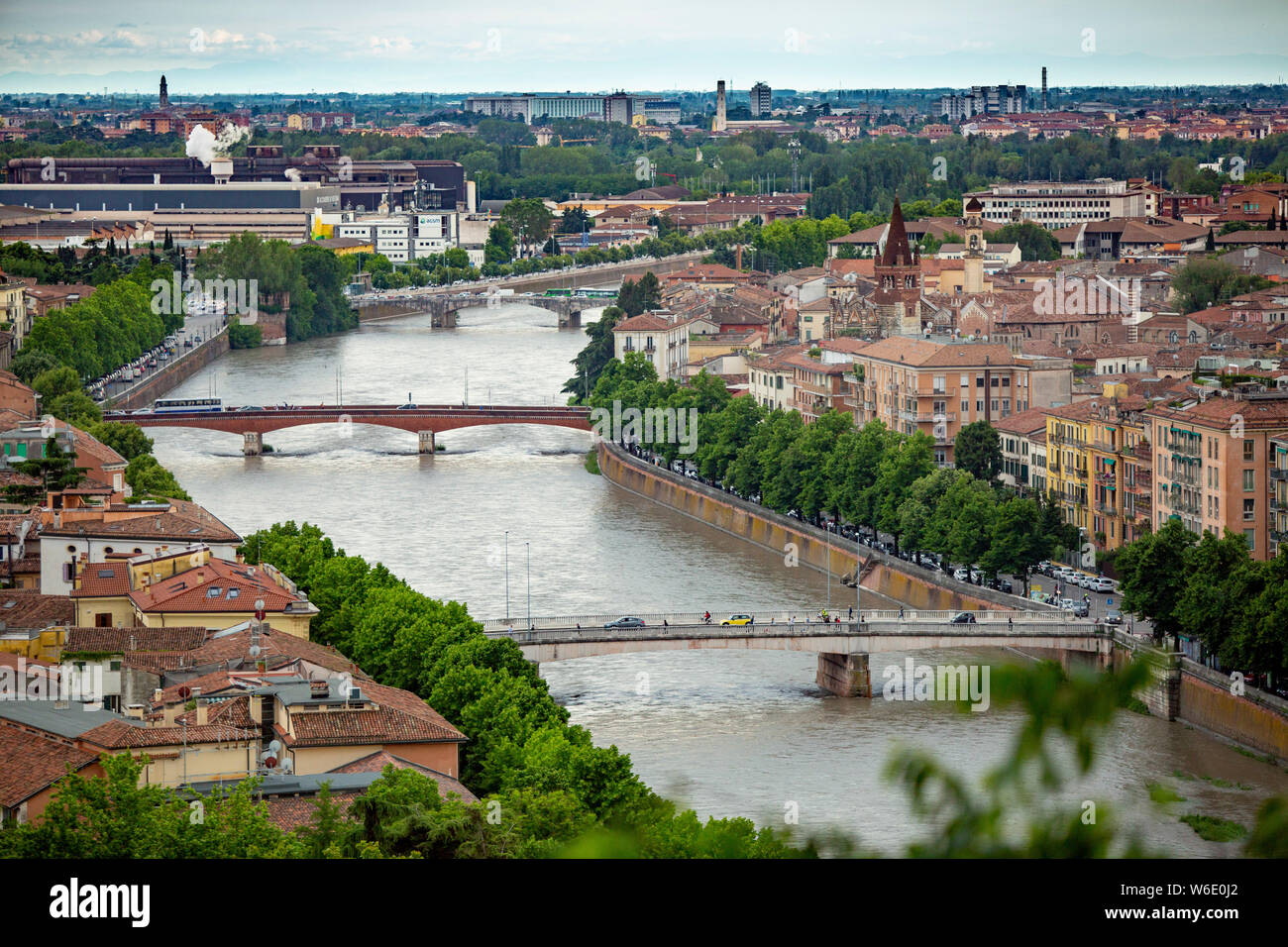 Un ansa del fiume Adige contiene la città antica di Verona, patrimonio mondiale dell'UNESCO in Italia Foto Stock