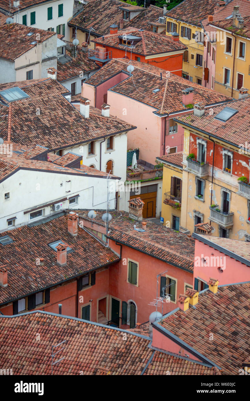 Di blocco verso il basso sui tetti di Verona Foto Stock