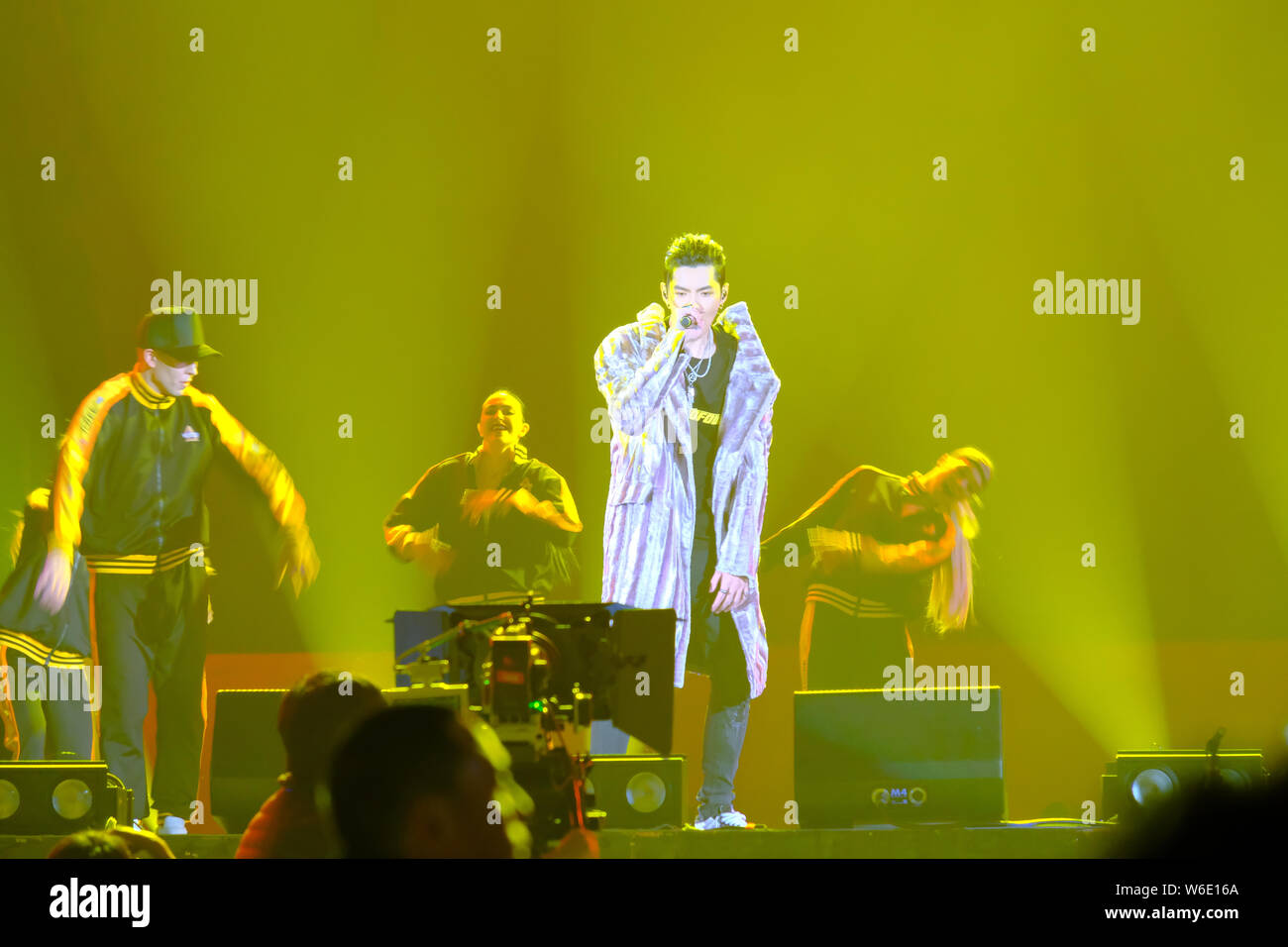 --FILE--cinese cantante e attore Kris Wu o Wu Yifan esegue in un concerto che si terrà a Pechino, in Cina, il 25 dicembre 2017. Universal Music Group ha annunciato un e Foto Stock