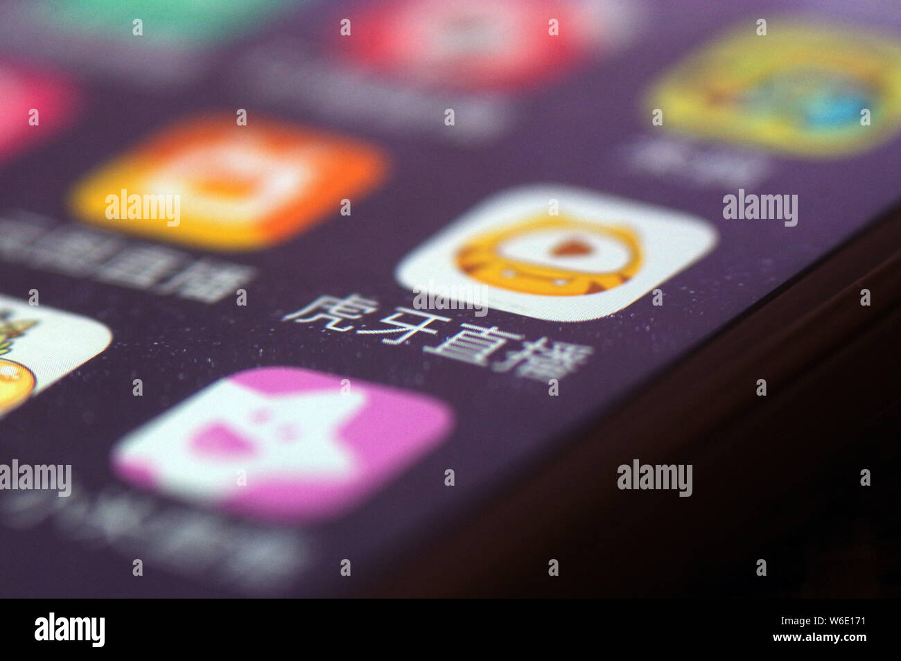 --FILE--un cinese telefono cellulare utente guarda le icone delle app mobile del gioco video streaming Huya piattaforma cinese di live streaming società YY sul Foto Stock