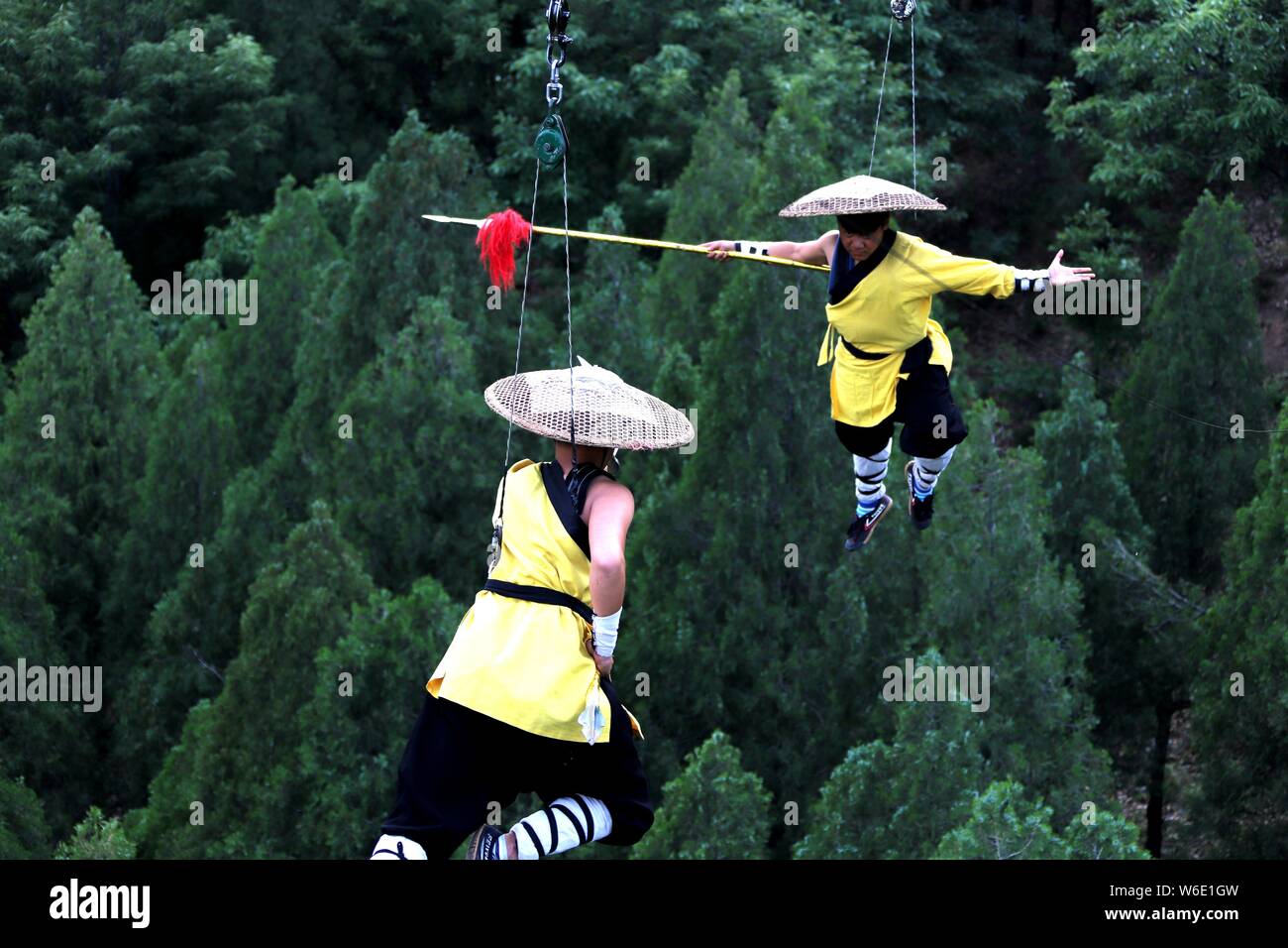 Kung Fu pratica di maestri di arti marziali e Kung Fu Shaolin 80 metri sopra il monte canzone per Shaolin Zen rituale di musica nella città di Dengfeng, Cina centrale' Foto Stock