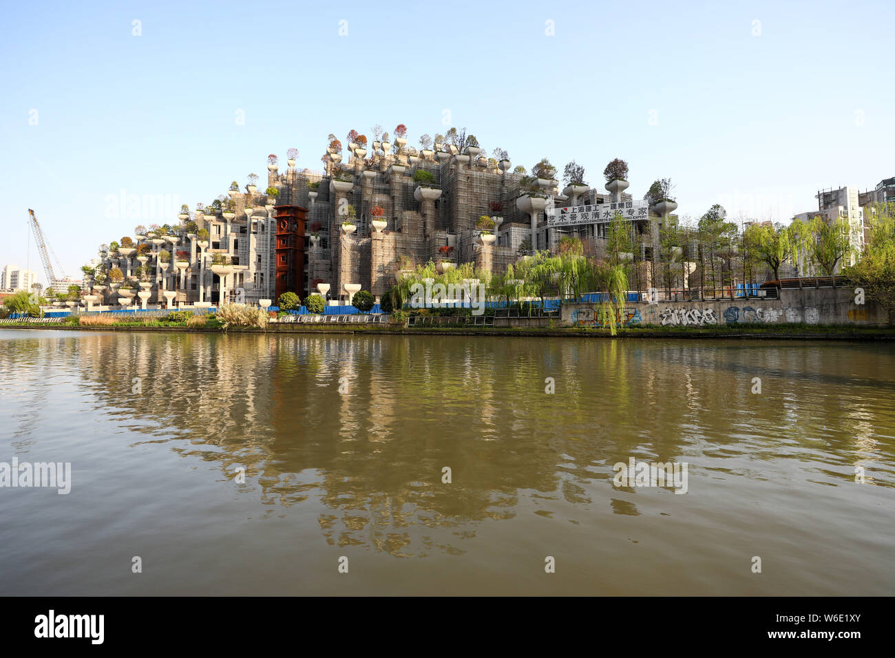 L'edificio straordinario con la forma dei giardini pensili di Babilonia è in costruzione in Cina a Shanghai, 10 aprile 2018. L'edificio straordinario Foto Stock