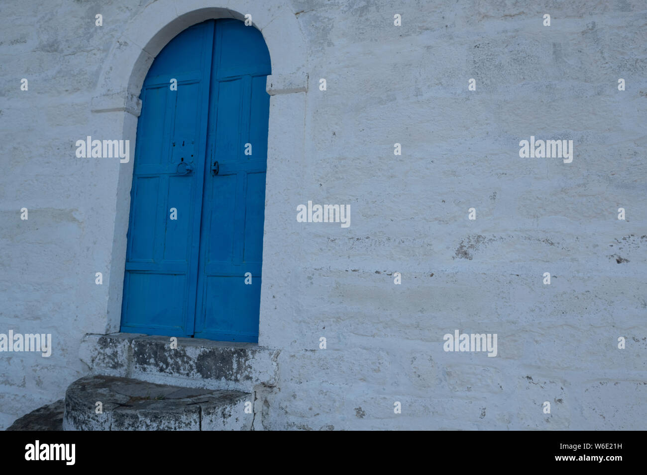 Porte blu e passi in un dipinto di bianco cappella del villaggio sull'isola di Lesbo, Grecia Foto Stock