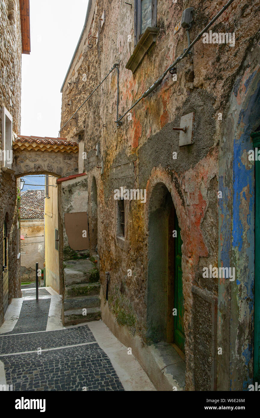 Pittoresco vicolo del villaggio di Scapoli con resti di colori sulle pareti. Molise, Italia, Europa Foto Stock