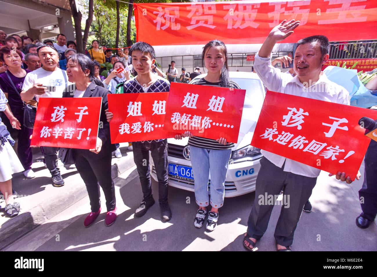 Le famiglie di cinesi ride-driver condivisione Wang Mingqing attendere per la loro famiglia mancanti Kang Ying dopo 24 anni di ricerca nella città di Chengdu, southwest ch Foto Stock