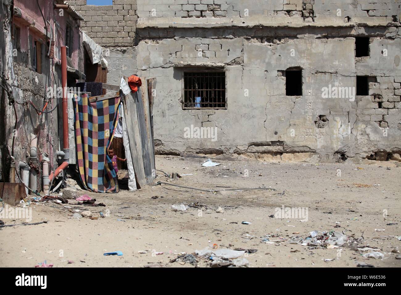 La città di Gaza, Striscia di Gaza, Territori palestinesi. 1 agosto, 2019. Un profugo palestinese svolge al di fuori della sua casa di famiglia a shatee campo profughi di Gaza City il 1 agosto 2019. Gli investigatori delle Nazioni Unite hanno aperto un'inchiesta dopo un rapporto interno presunte " di " gravi violazioni etiche'' al più alto livello presso l'Ente soccorso e lavori delle Nazioni Unite (UNRWA Credito: Mahmoud Ajjour APA/images/ZUMA filo/Alamy Live News Foto Stock