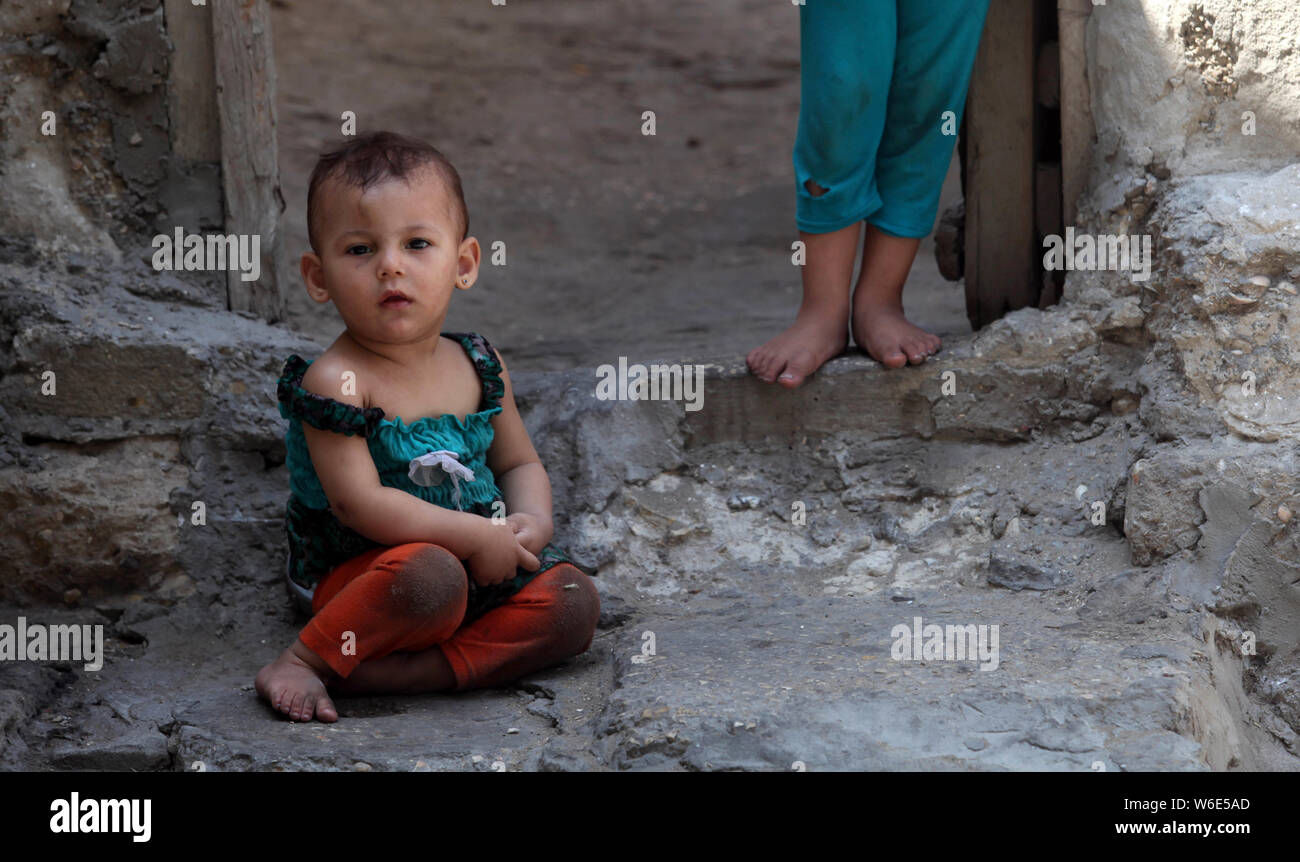 La città di Gaza, Striscia di Gaza, Territori palestinesi. 1 agosto, 2019. Un profugo palestinese svolge al di fuori della sua casa di famiglia a shatee campo profughi di Gaza City il 1 agosto 2019. Gli investigatori delle Nazioni Unite hanno aperto un'inchiesta dopo un rapporto interno presunte " di " gravi violazioni etiche'' al più alto livello presso l'Ente soccorso e lavori delle Nazioni Unite (UNRWA Credito: Mahmoud Ajjour APA/images/ZUMA filo/Alamy Live News Foto Stock
