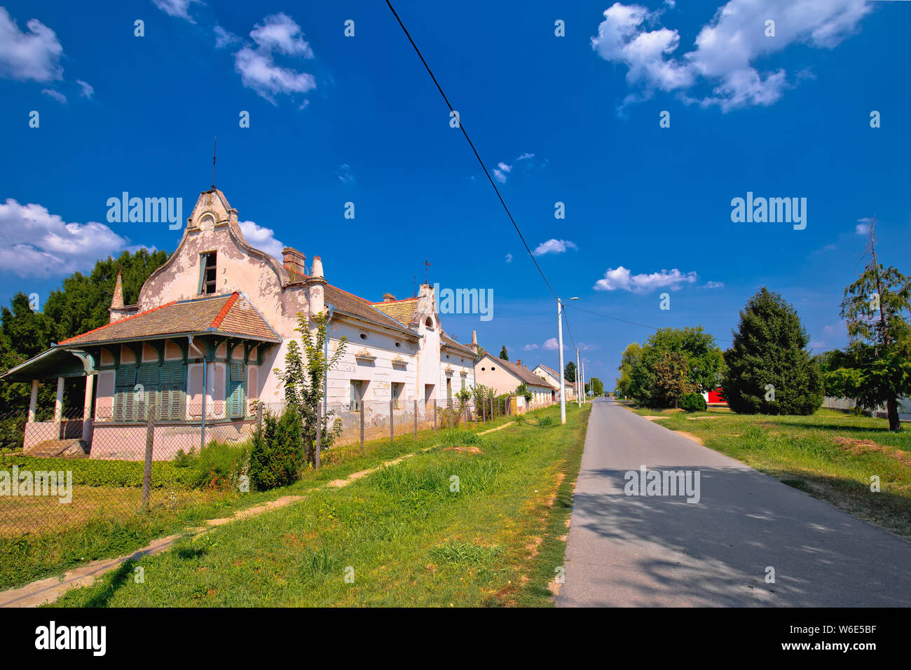 Street View di Karanac architettura storica, etno villaggio in Baranja regione della Croazia Foto Stock