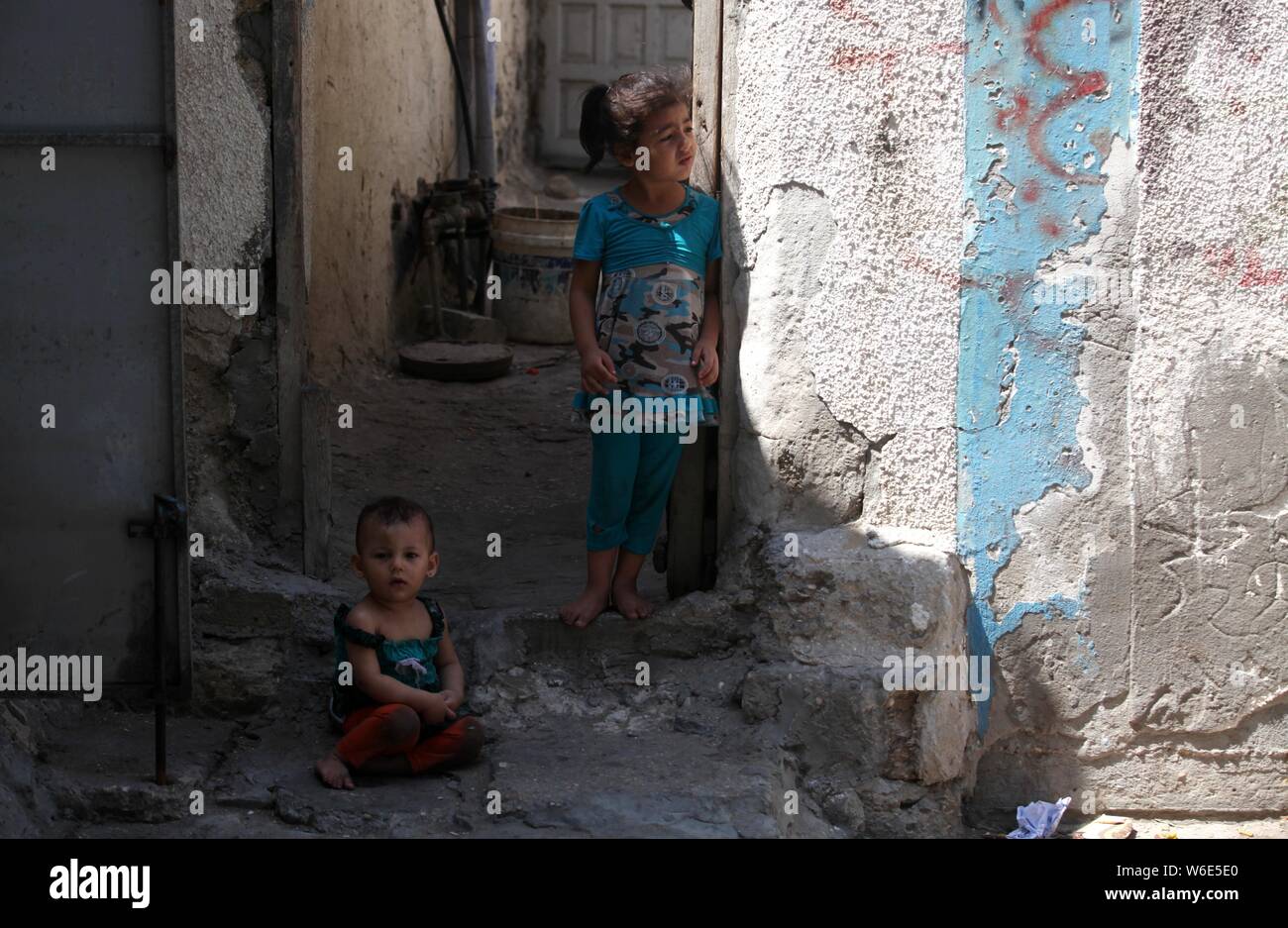 La città di Gaza, Striscia di Gaza, Territori palestinesi. 1 agosto, 2019. I rifugiati palestinesi giocare fuori casa thierfamily shatee al campo profughi di Gaza City il 1 agosto 2019. Gli investigatori delle Nazioni Unite hanno aperto un'inchiesta dopo un rapporto interno presunte " di " gravi violazioni etiche'' al più alto livello presso l'Ente soccorso e lavori delle Nazioni Unite (UNRWA Credito: Mahmoud Ajjour APA/images/ZUMA filo/Alamy Live News Foto Stock