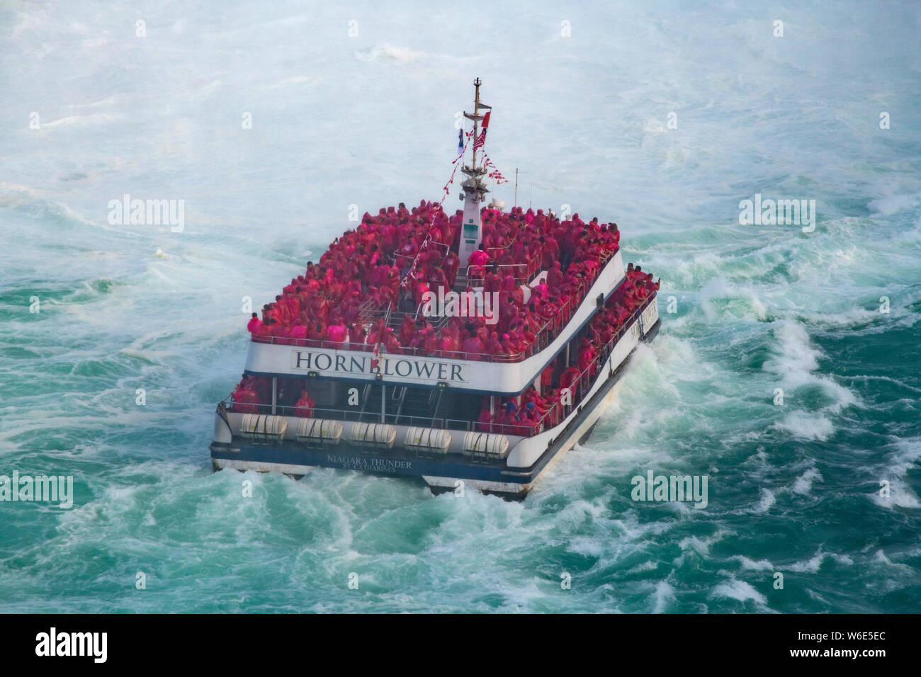 Boat che trasportano i turisti in fondo alle Cascate del Niagara Foto Stock