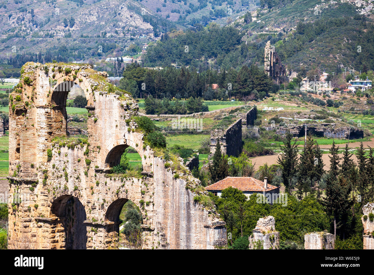 Sifone invertito dell'acquedotto romano di Aspendos. Rovine antiche,  Turchia Foto stock - Alamy