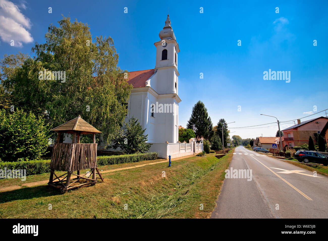 Street View di Karanac chiesa e architettura storica, etno villaggio in Baranja regione della Croazia Foto Stock