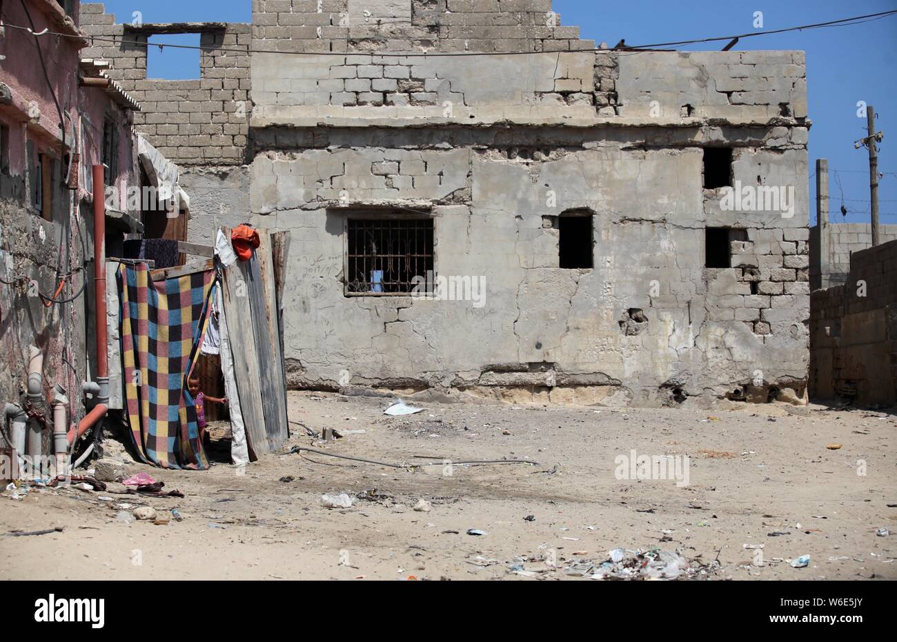 La città di Gaza, Striscia di Gaza, Territori palestinesi. 1 agosto, 2019. Un profugo palestinese svolge al di fuori della sua casa di famiglia a shatee campo profughi di Gaza City il 1 agosto 2019. Gli investigatori delle Nazioni Unite hanno aperto un'inchiesta dopo un rapporto interno presunte " di " gravi violazioni etiche'' al più alto livello presso l'Ente soccorso e lavori delle Nazioni Unite (UNRWA Credito: Mahmoud Ajjour APA/images/ZUMA filo/Alamy Live News Foto Stock