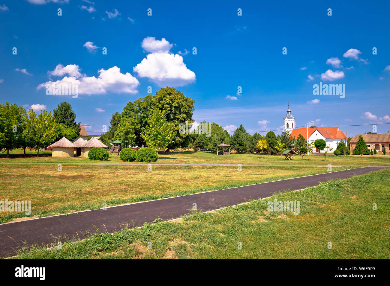 Street View di Karanac chiesa e architettura storica, etno villaggio in Baranja regione della Croazia Foto Stock