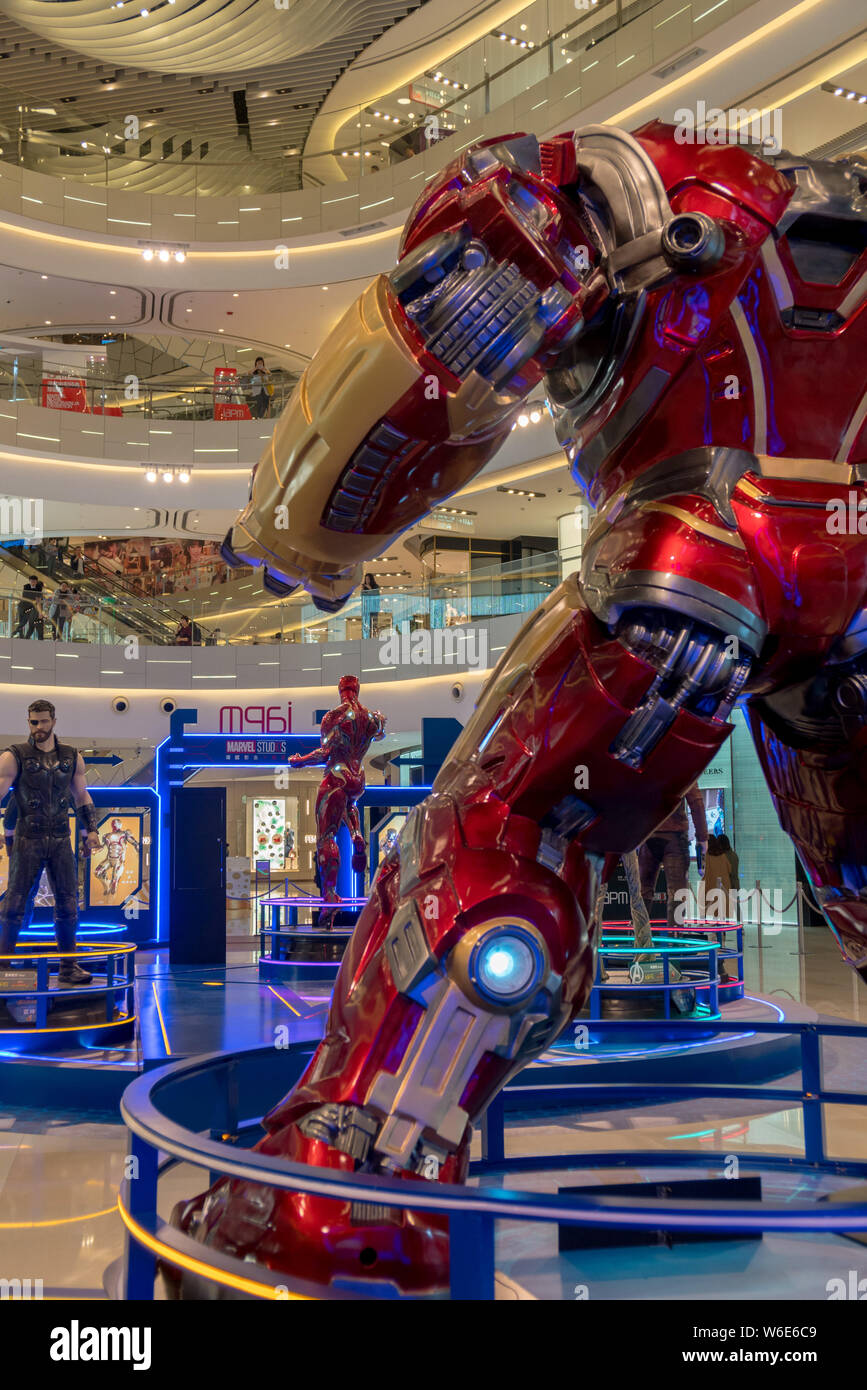 Una statua di Ironman è in mostra presso il 'vendicatori: infinito la guerra" mostra al IAPM shopping mall in Cina a Shanghai, 17 agosto 2015. Con AV Foto Stock
