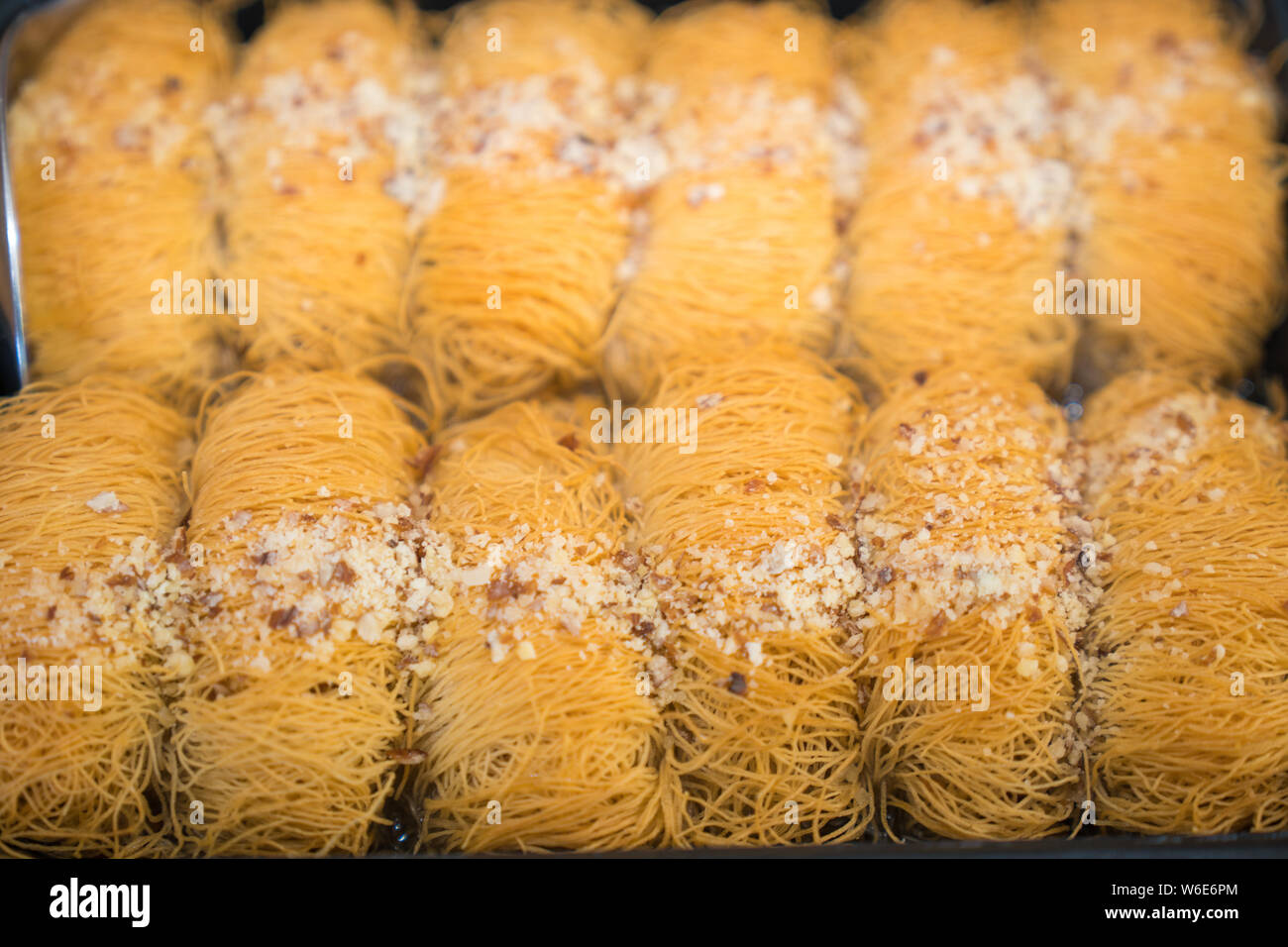 Kataifi è un popolare dolce in Grecia, Cipro e altri Medio Oriente. dessert è costituita da polpa di noci, massa di chiodi di garofano e cannella, burro. Foto Stock